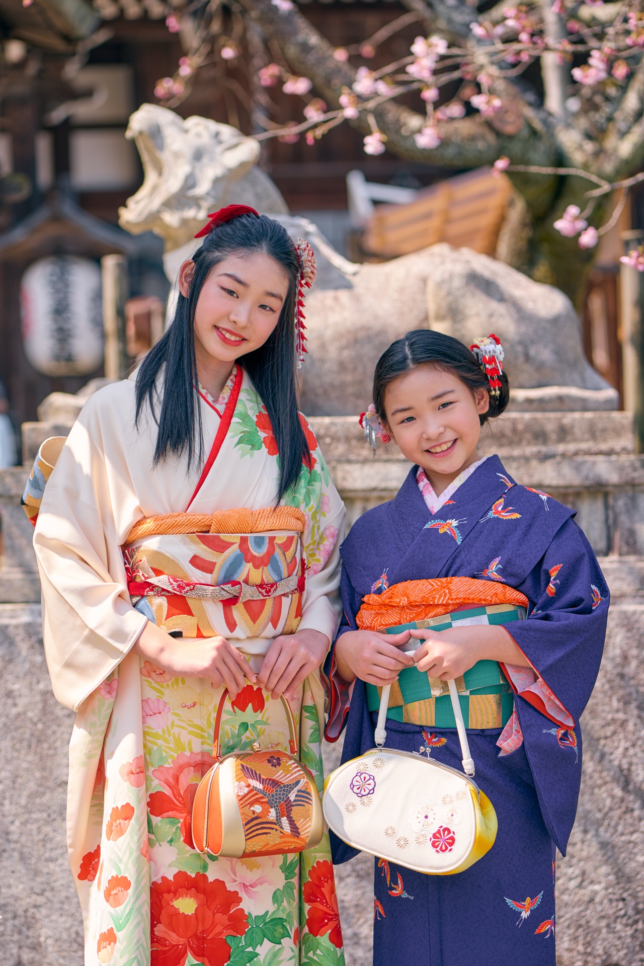 梅をバックに法輪寺の十三参り後に家族で撮影した記念写真のイメージ