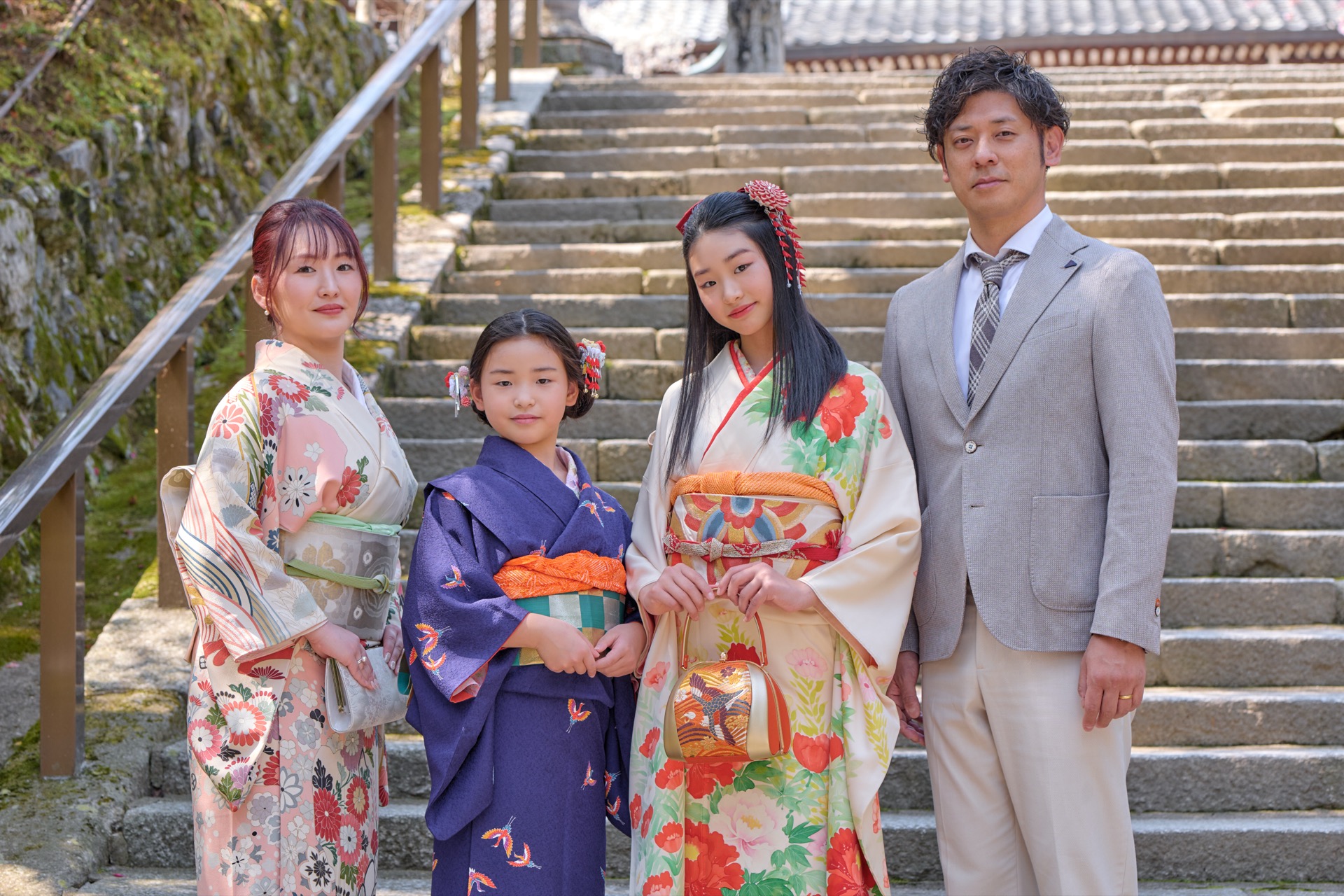 法輪寺の十三参り後に家族で撮影した記念写真のイメージ